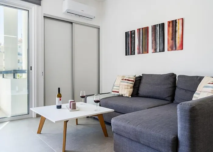 Mackenzie Ларнака